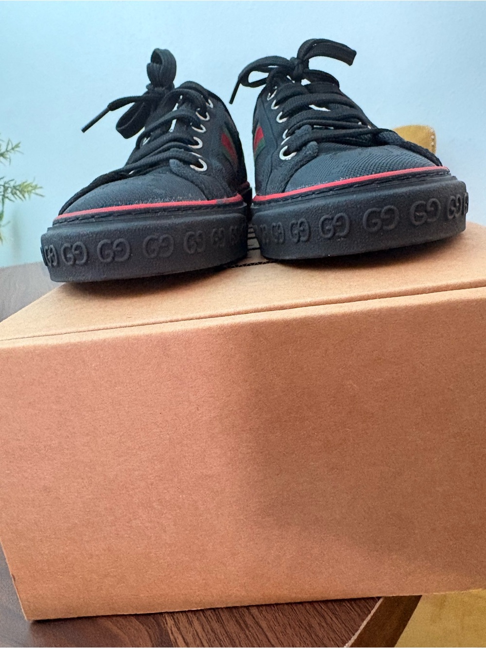 Women’s Authentic Gucci 1977 Tennis Sneaker - Picture 2 of 10